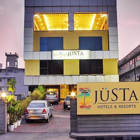 Hotel ​Justa Haïdarabad Extérieur photo