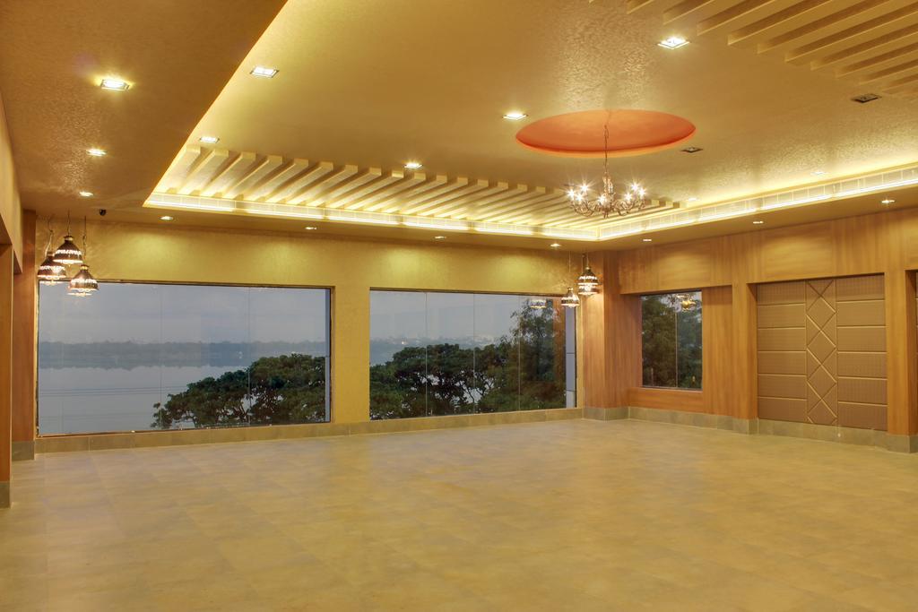 Hotel ​Justa Haïdarabad Extérieur photo