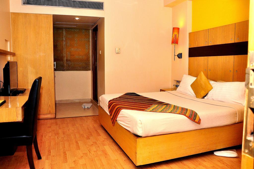 Hotel ​Justa Haïdarabad Extérieur photo