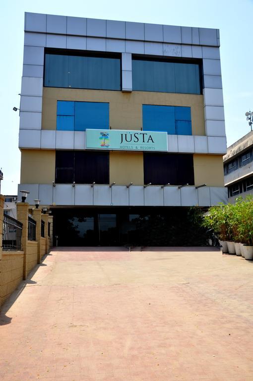 Hotel ​Justa Haïdarabad Extérieur photo