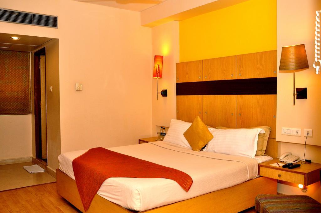 Hotel ​Justa Haïdarabad Extérieur photo