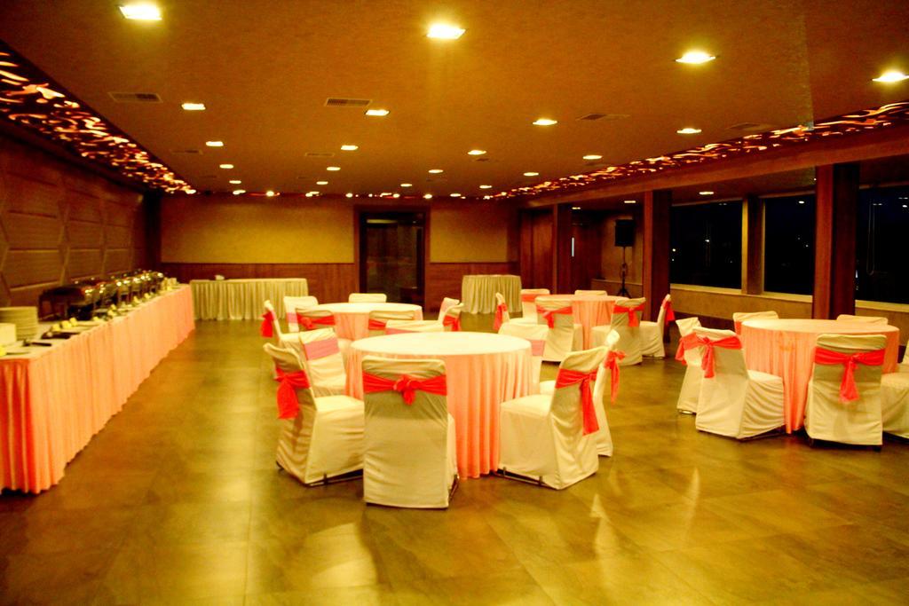Hotel ​Justa Haïdarabad Extérieur photo