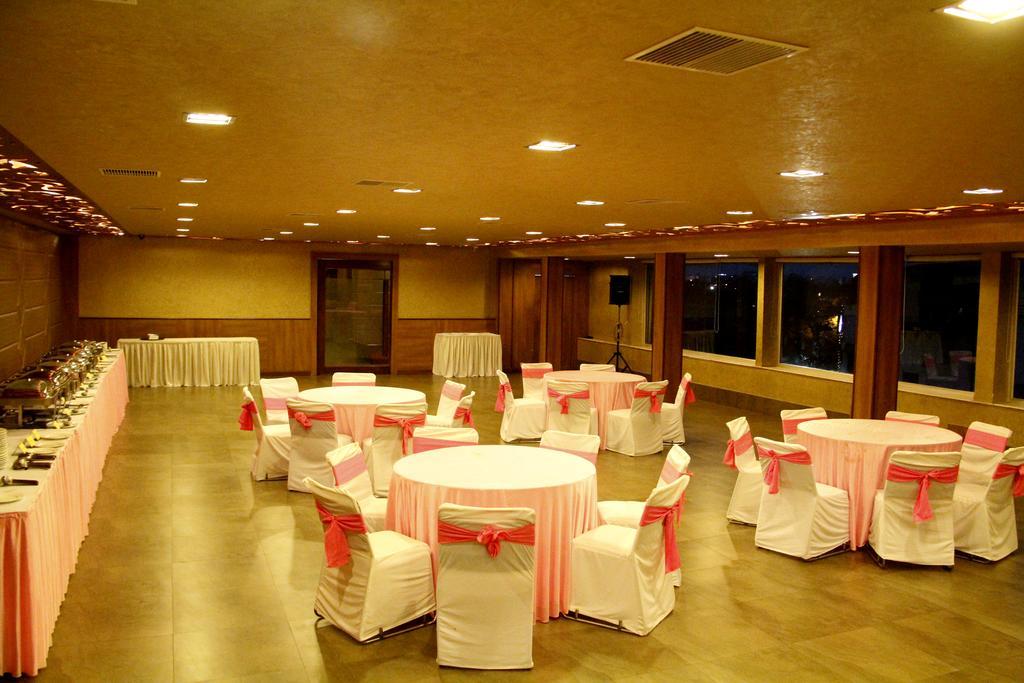 Hotel ​Justa Haïdarabad Extérieur photo