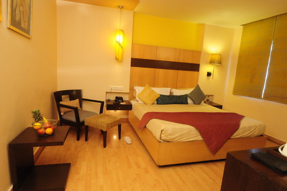 Hotel ​Justa Haïdarabad Extérieur photo