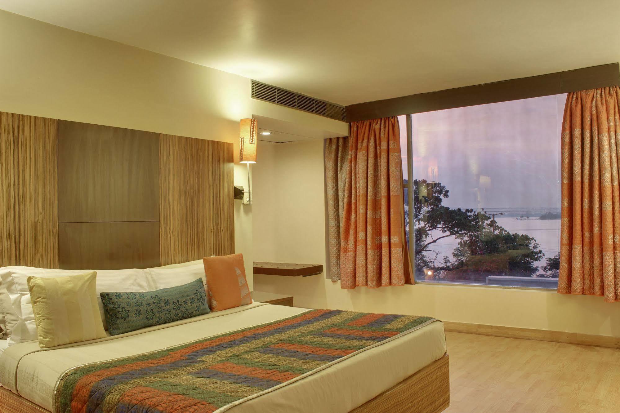 Hotel ​Justa Haïdarabad Extérieur photo