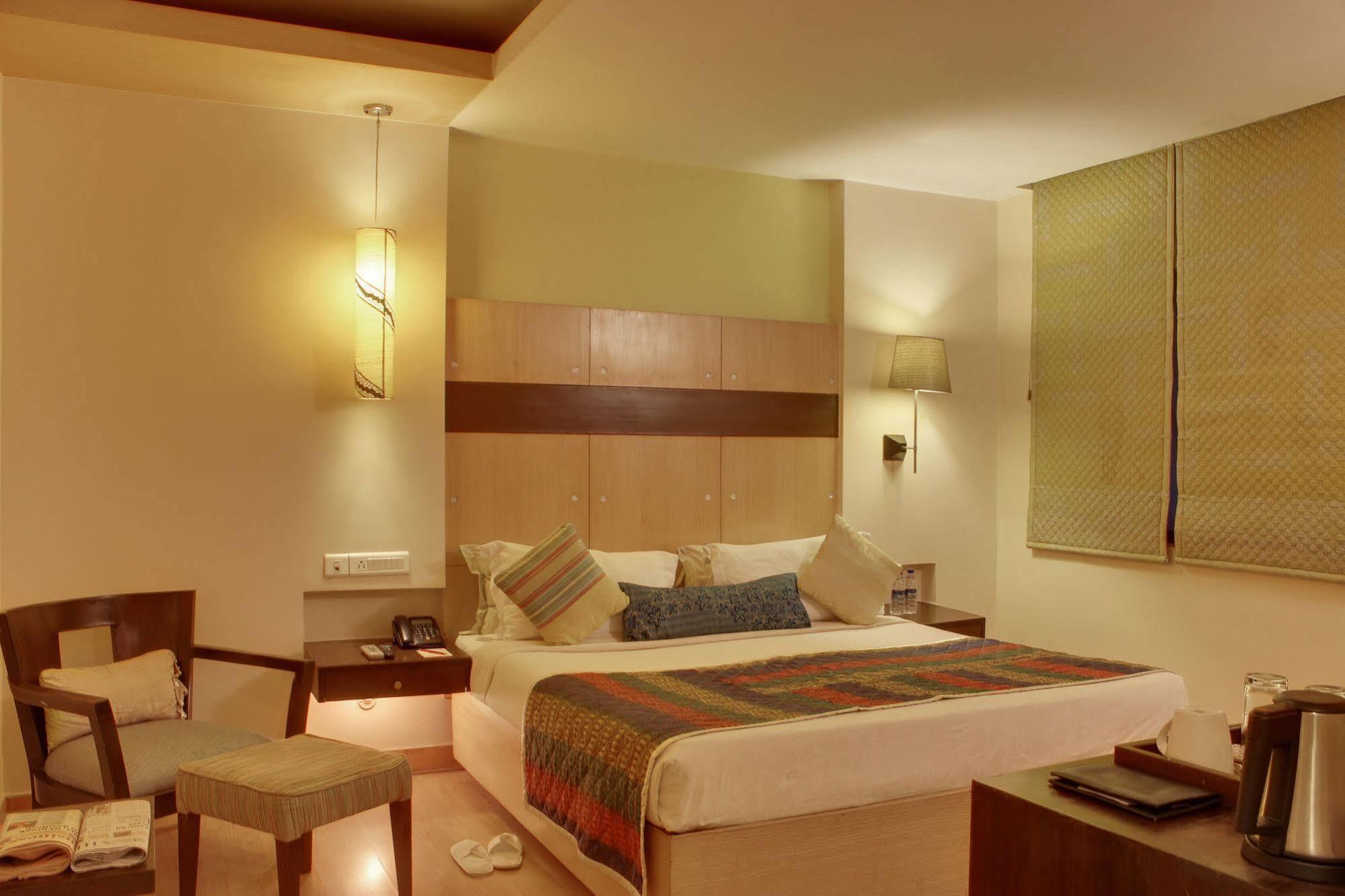 Hotel ​Justa Haïdarabad Extérieur photo