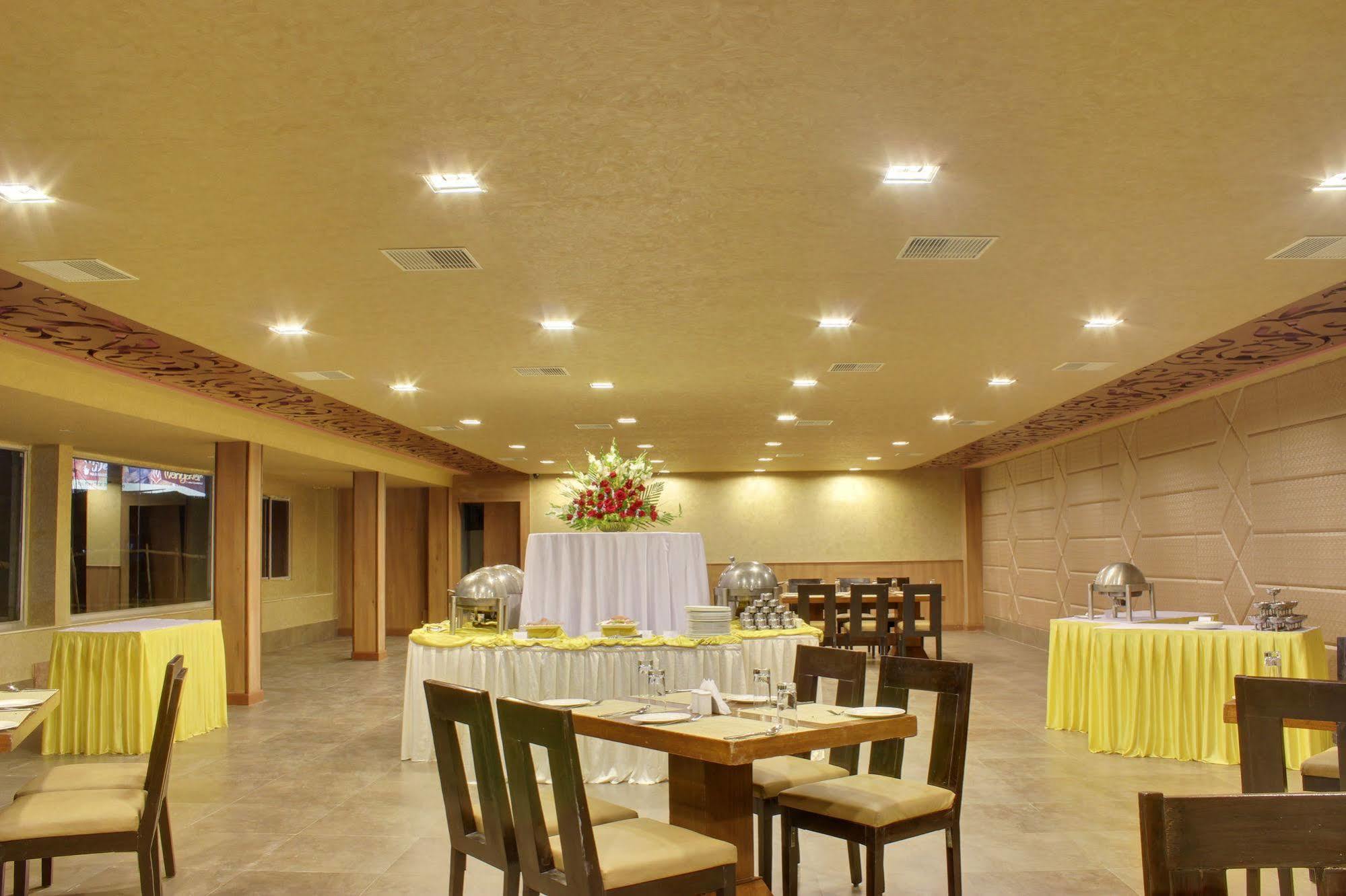 Hotel ​Justa Haïdarabad Extérieur photo