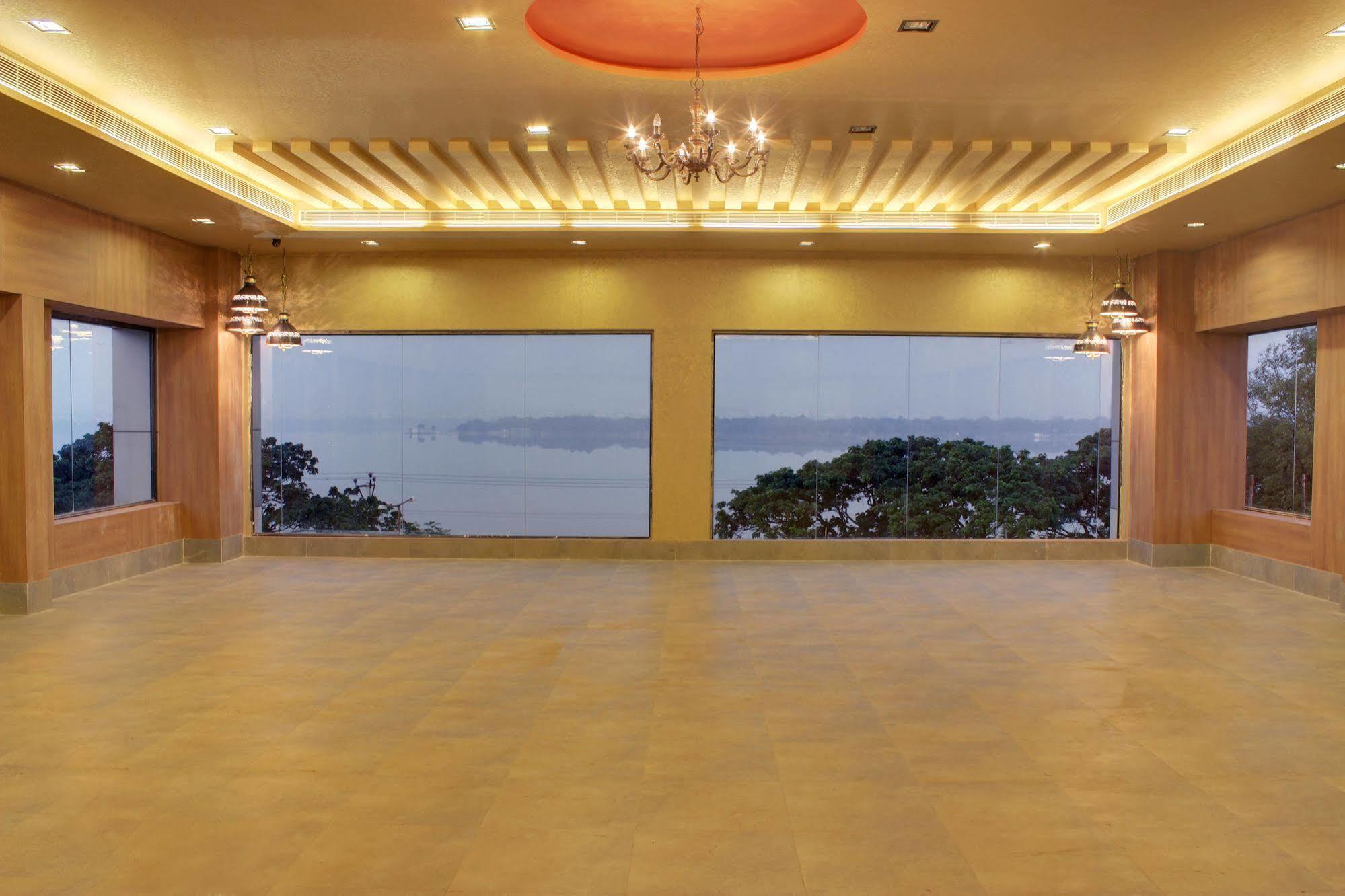 Hotel ​Justa Haïdarabad Extérieur photo