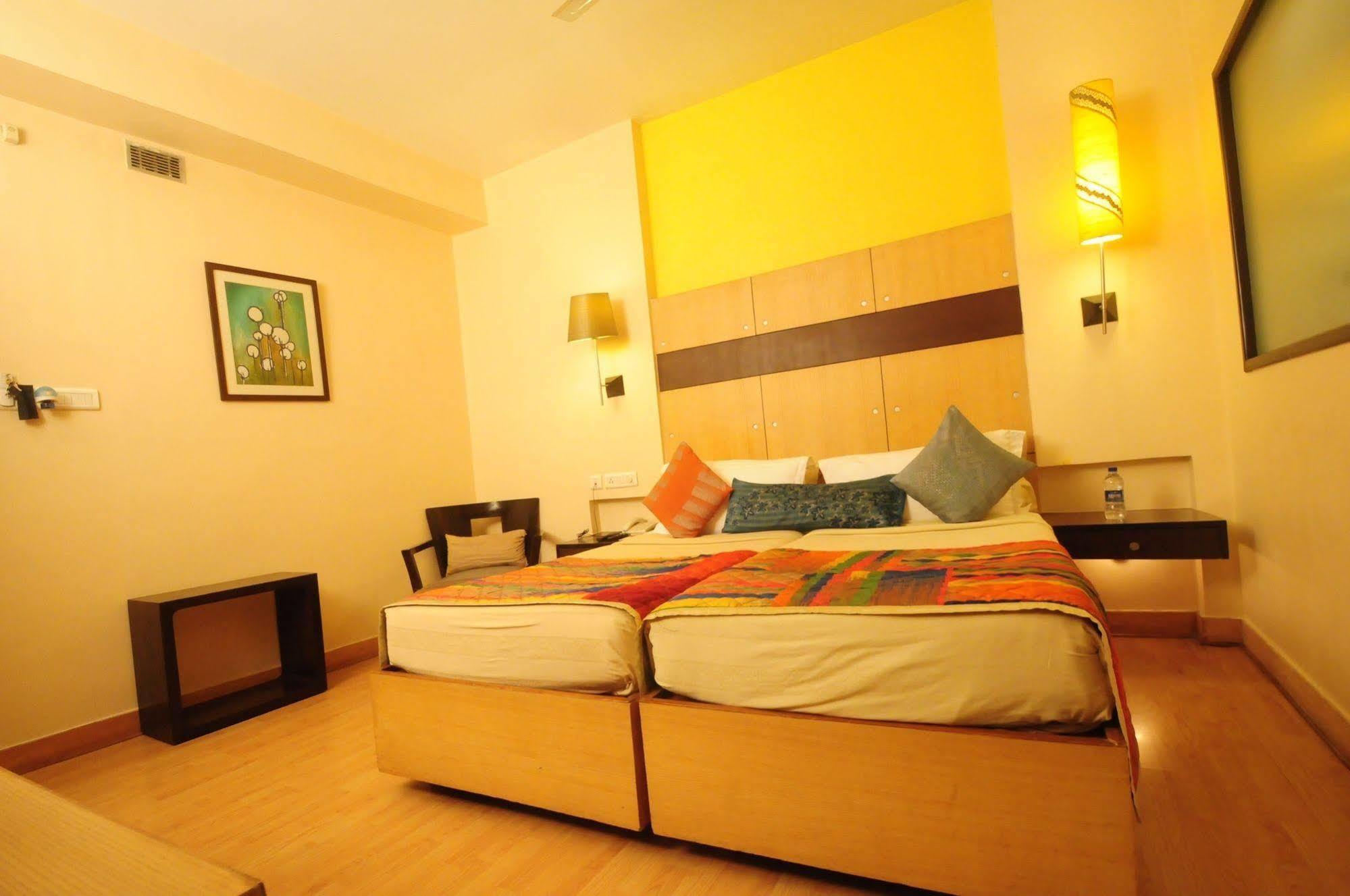 Hotel ​Justa Haïdarabad Extérieur photo