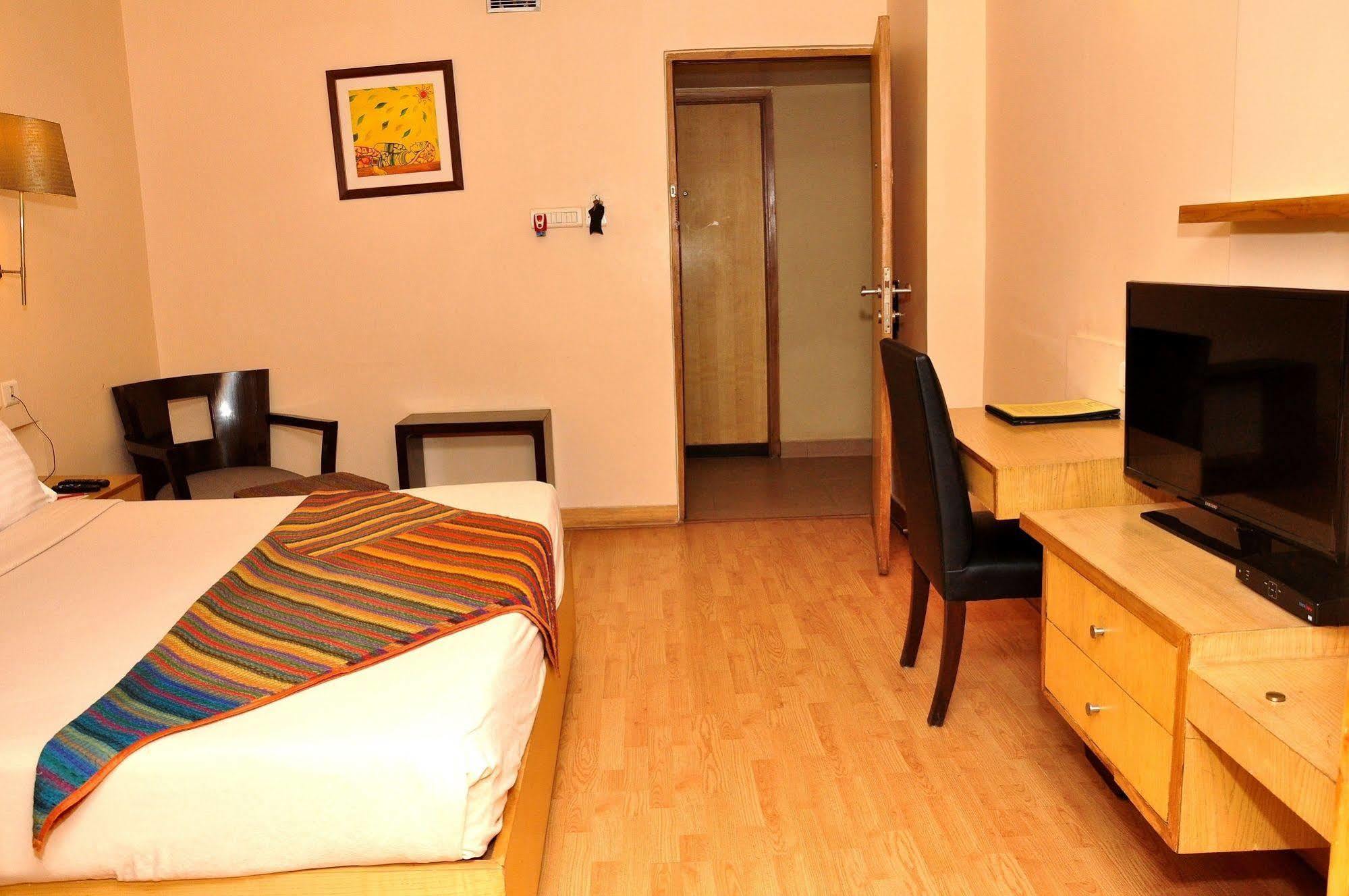 Hotel ​Justa Haïdarabad Extérieur photo