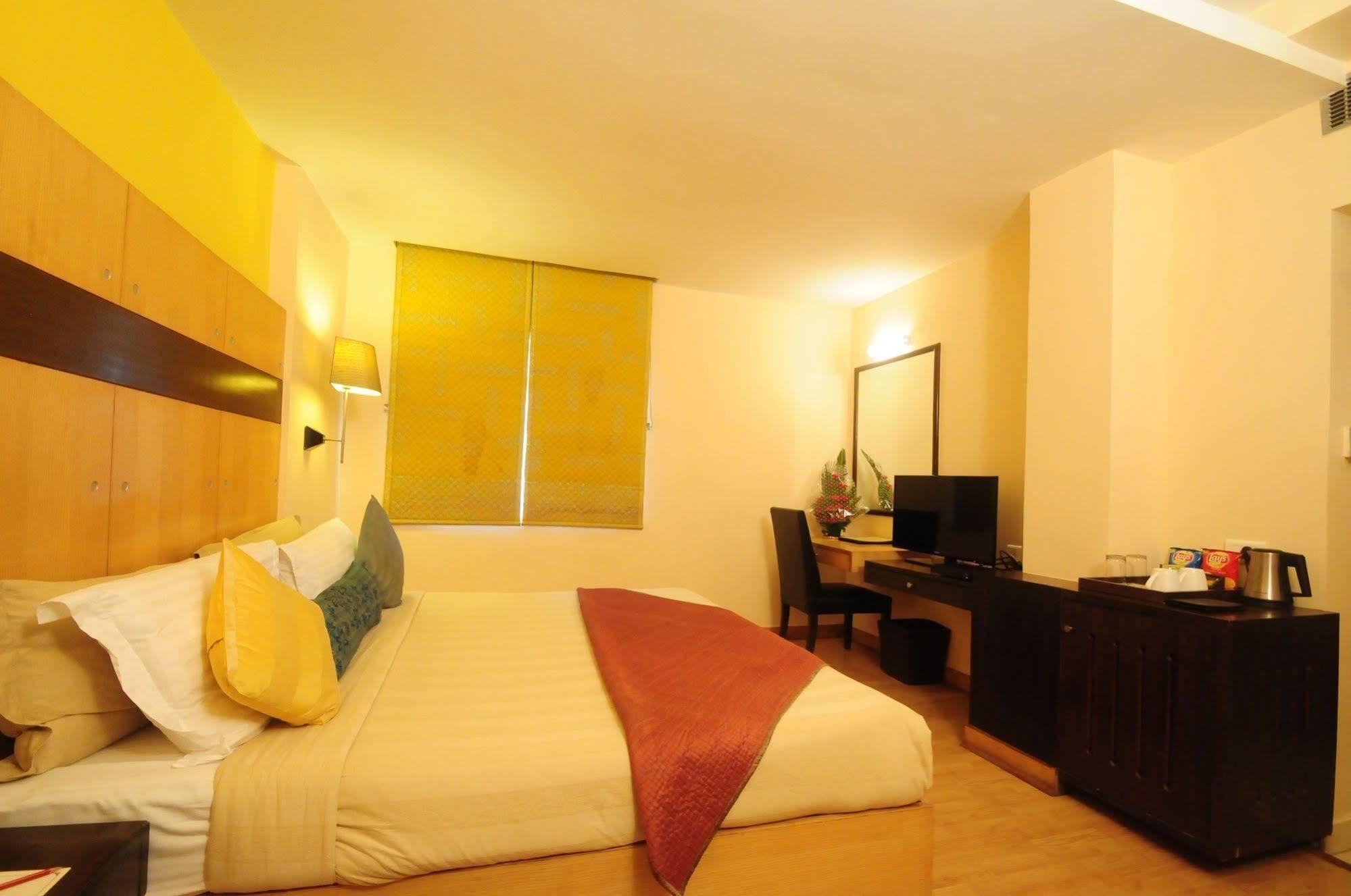 Hotel ​Justa Haïdarabad Extérieur photo