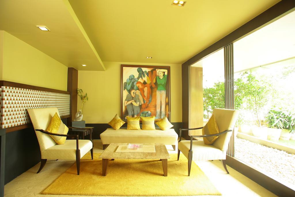 Hotel ​Justa Haïdarabad Extérieur photo