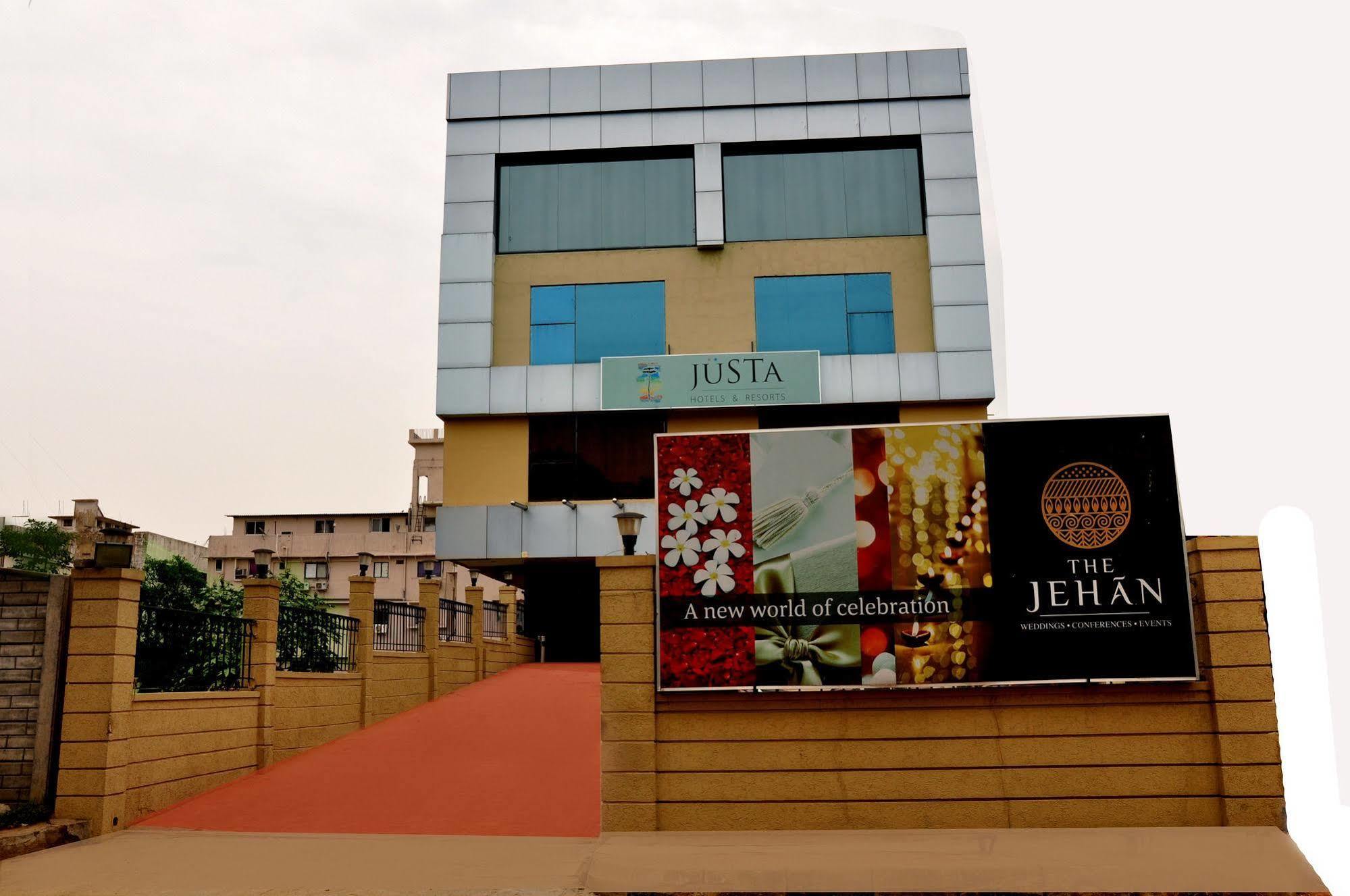 Hotel ​Justa Haïdarabad Extérieur photo